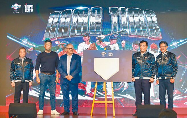 世界12強棒球賽B組賽前記者會，中信銀行副董事長詹庭禎（左起）、中華棒協理事長辜仲諒、世界棒壘球總會會長法卡利、體育署署長鄭世忠、台北市政府副祕書長游適銘一同在本壘板上簽名，象徵力挺中華隊「守護本壘」，不讓對手越雷池一步。（范揚光攝）