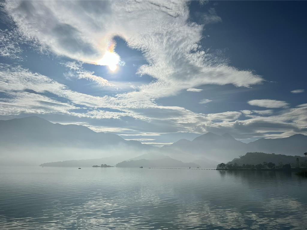 天兔颱風逼近，因高壓迴流，台中市因霧霾白茫茫一片，南投縣日月潭卻出現銀龍吐珠美景！（讀者阿正提供／楊靜茹南投傳真）