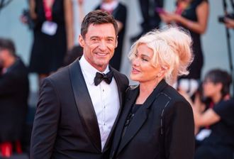 休杰克曼离婚主因曝光 前妻补刀按讚认证「偷吃小三跑了」