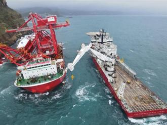 東方風能成功解鎖野柳擱淺貨輪吊掛任務 展開抽油工作避免漏油危害海洋