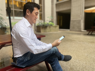 大神專訪1》鑽研K線被割韭菜 買光電股200慘崩至80 他「投資10年倒賠2萬」：1心態改變、現領息年破百萬