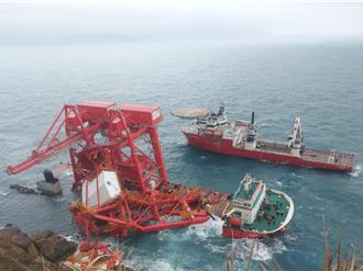 陸籍貨輪擱淺野柳抽油再受阻 起重機固定樁鬆動人員急撤