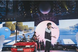 五月天竟成月老 男粉丝带老婆朝圣天团感动8万人