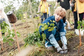 鼓鼓率粉絲植樹1200棵獻愛 阿茲海默症母親缺席原因藏洋蔥