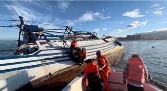 漁船深夜擱淺淡水沙崙岸際 海巡緊急救援8人脫困