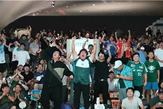 12强棒赛中华队击退韩国 上千人嗨翻卫武营转播现场