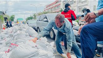 天兔颱風逼近 台東沿海風浪增船班停航 民怨：沙包領到煩