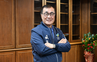 李四川晒大巨蛋首场测试赛用球 勉励团队耐得住批评才会更好