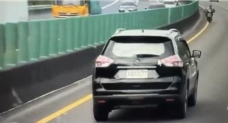 阿伯累了嗎？國道一路逆向行駛 被警攔下：看不清楚騎錯啦！