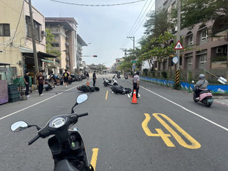 高雄中洲三路機車對撞 迴轉不慎釀2騎士送醫