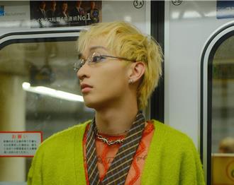 男歌手半夜在东京街头疯癫狂跳 招认硬着头皮上「太疯狂」