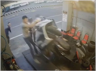 抢救倾倒机车却意外起飞 撞进机车行「生意上门」