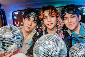 源少年「入戏」挑战危险动作 天桥上劈腿意外见血