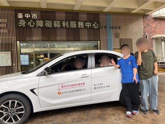 協助情緒障礙家庭 他捐交通車讓正向師到宅輔導