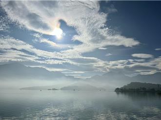 與台中霧霾形成對比 日月潭空品佳驚見「銀龍吐珠」美景