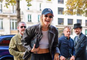 女星们的最爱之一！吉吉哈蒂德、艾玛华森上街都背这一咖