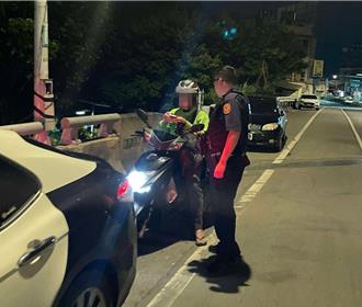 違規左轉遭攔查竟是失蹤人口  大園警協助男子重拾親情