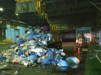 北投區垃圾車起火悶燒　白煙瀰漫消防火速趕往處理