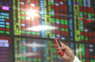 高盛升評大立光 目標價喊3,485元