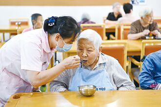 中度老齡化 中國4.4名青壯年要養1老人