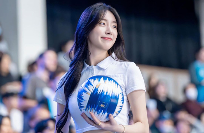 在安芝儇身旁的正妹经纪人兼翻译，也不忍对12强翻译被骂的状况吐出心声。（图／安之儇IG）