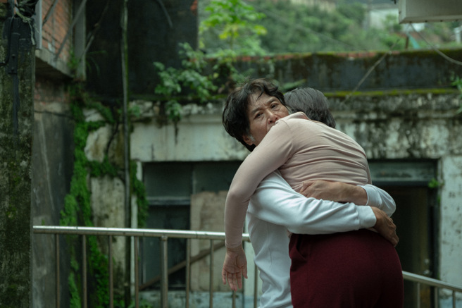 喜翔无法接受杨贵媚饰演的妻子离世，把她搬进冰柜。（图/ 今日影像艺术有限公司 提供)