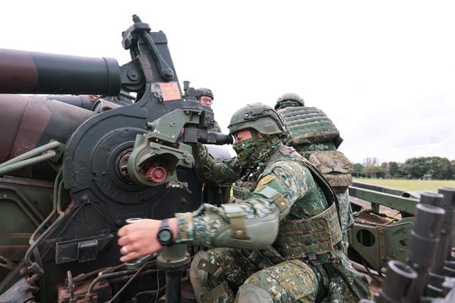 阵地开设完成后，全体炮班接续完成射击准备，待命射击。（记者谢承宏摄）