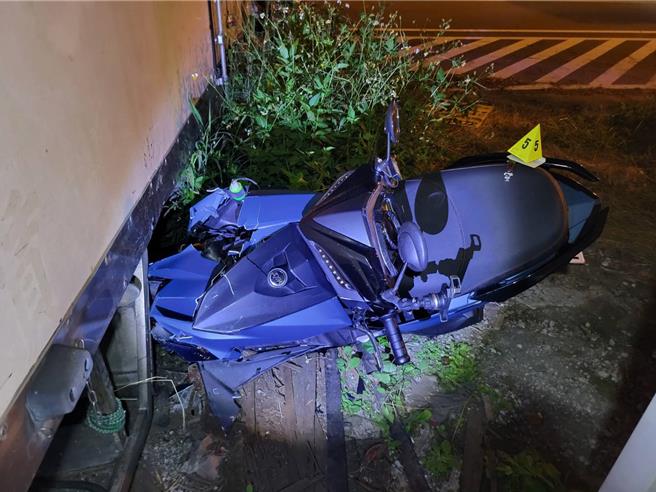 台中太平区13日晚间发生死亡车祸，2名台中骑士机车经太平区太堤东路（防汛道路）疑似因闪躲猫咪摔车，一人重伤不治。（民眾提供／冯惠宜台中传真）