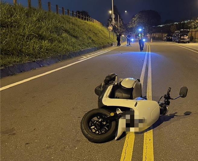 台中太平区13日晚间发生死亡车祸，2名台中骑士机车经太平区太堤东路（防汛道路）疑似因闪躲猫咪摔车，一人重伤不治。（民眾提供／冯惠宜台中传真）