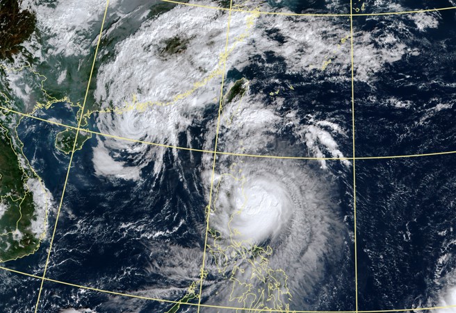 鄭明典表示，天兔昨晚對流爆發，眼牆雲系很集中，幾乎像個超大的龍捲風。（中央氣象署提供）