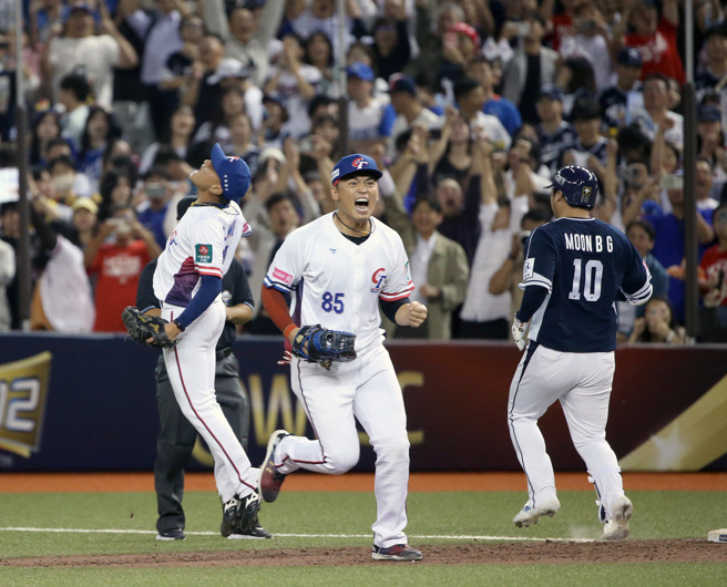 中华队昨（13日）在12强棒球赛击败韩国队开出红盘。（图／范扬光摄）