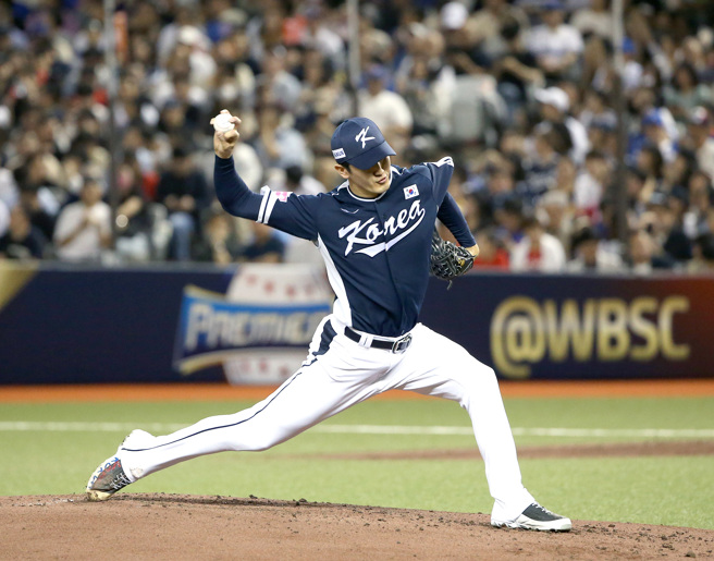 中华队在12强首战突破韩国先发高永表的投球。（图／范扬光摄）