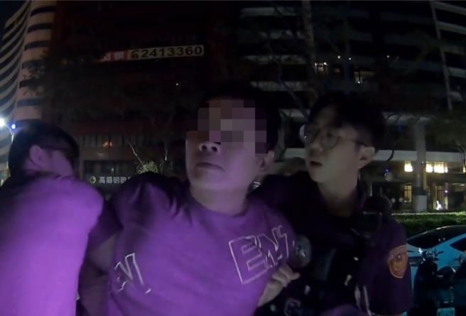 男子见到警察后瞬间惊醒，并立刻下车拔腿狂奔落跑，新兴分局以优势警力将他压制逮捕。（翻摄画面／纪爰高雄传真）