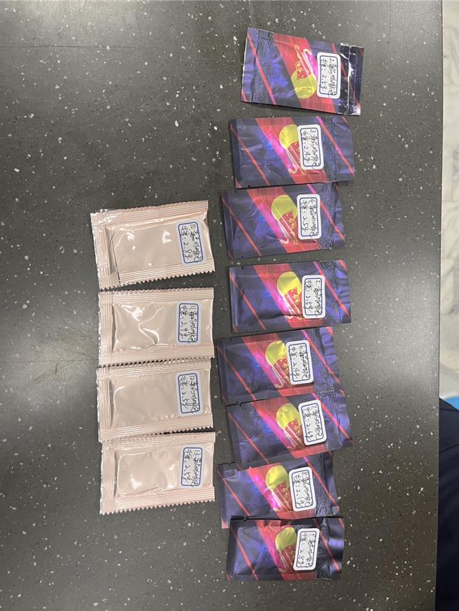 现场共起获毒品咖啡包12包、丧尸菸弹2颗、二级毒品安非他命吸食器1组，全案除依违反毒品危害防制条例移送高雄地方检察署侦办。（翻摄画面／纪爰高雄传真）