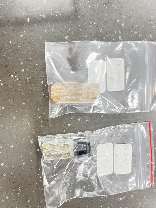 现场共起获毒品咖啡包12包、丧尸菸弹2颗、二级毒品安非他命吸食器1组，全案除依违反毒品危害防制条例移送高雄地方检察署侦办。（翻摄画面／纪爰高雄传真）