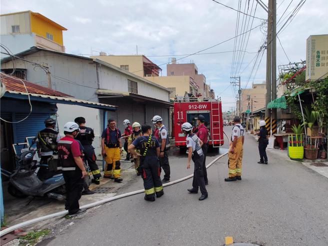 高雄市旗津区中洲三路一处民宅14日上午发生火警，造成屋内老夫妻夫死妻重伤。（民眾提供／郭良杰高雄传真）