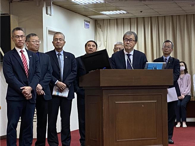 教育部長鄭英耀今天在立法院表示，會努力爭取增加高教經費。（林志成攝）