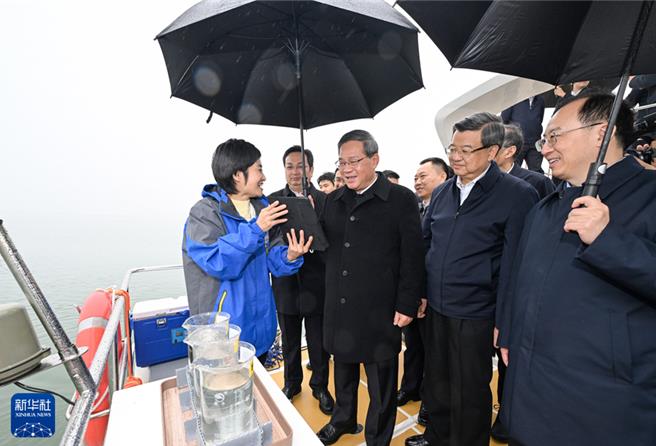 大陆总理李强13日考察河北，还详细解白洋淀生态环境治理保护情况。（摘自新华网）