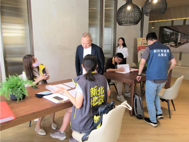 新北市地政局近期联合法制局消保官及工务局等机关，完成稽查辖内19处预售屋建案。（地政局提供）