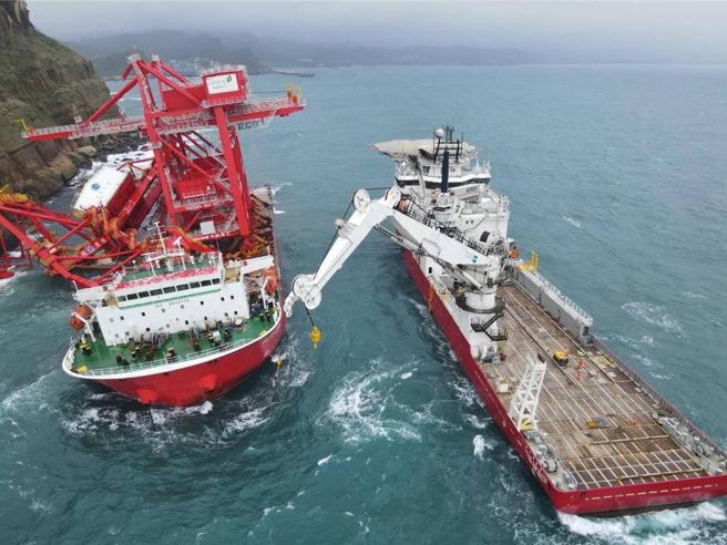 东方风能成功解锁野柳搁浅货轮吊挂任务，即将展开抽油工作，避免漏油危害海洋。图／业者提供