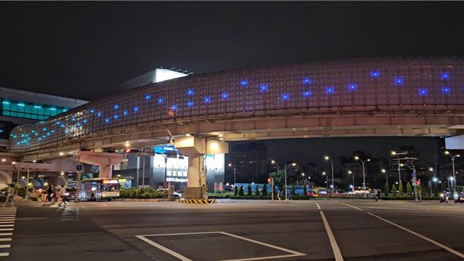 隔音牆美化長度雙側共約700公尺，以「洋流交匯・生生不息・星光唱和・欣欣向榮」為設計理念，利用隔音牆的立面設計大小孔徑白色圓點，創造出動態變化。（捷運局提供）