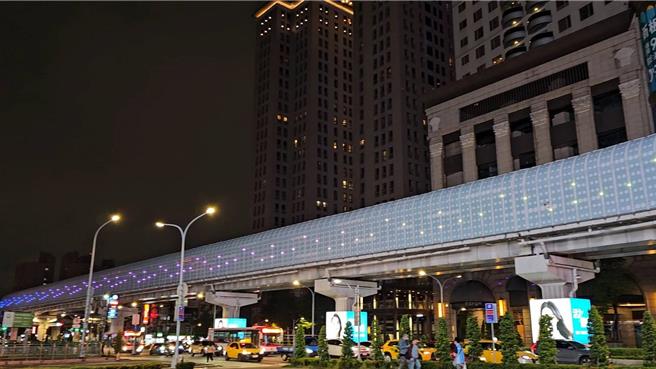 捷運局利用隔音牆的立面設計大小孔徑白色圓點，創造出動態變化。（捷運局提供）