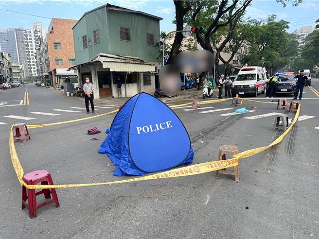 67岁刘姓女骑士与驶入待转区的一部机车擦撞后失控衝入车道，当场遭51岁李姓驾驶之联结车撞死。（警方提供／林雅惠高雄传真）