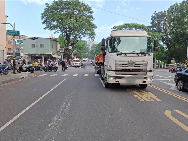 67岁刘姓女骑士与驶入待转区的一部机车擦撞后失控衝入车道，当场遭51岁李姓驾驶之联结车撞死。（警方提供／林雅惠高雄传真）