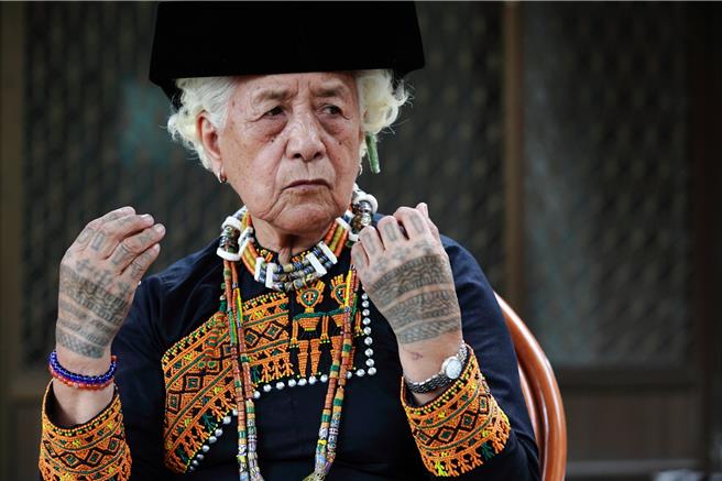 李直英为屏东县「排湾族来义乡传统手纹文化」保存者。（文化部提供／李怡芸台北报导）