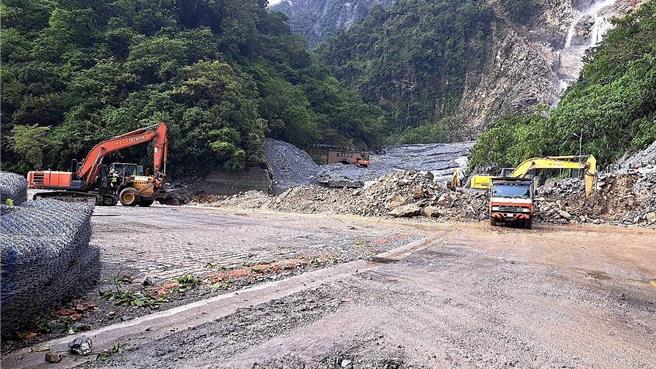 苏花路廊台9线、台9丁线日前经歷康芮颱风，造成多处落石坍方已抢通。（公路局提供／蔡明亘台北传真）