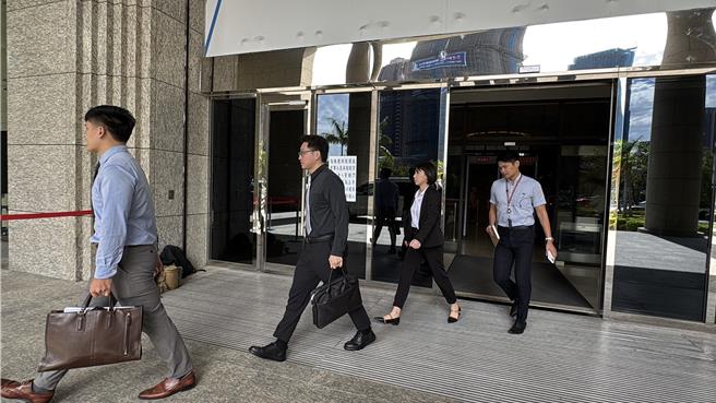 桃检派出公诉组检察官邱健盛（左起）、主任检察官吕象吾、公诉检察官陈寧君和承办检察官陈嘉义。(蔡依珍摄)