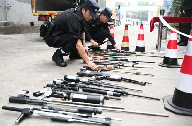 大陆重庆警方集中销毁一批非法枪枝及管制刀具。（中新社）