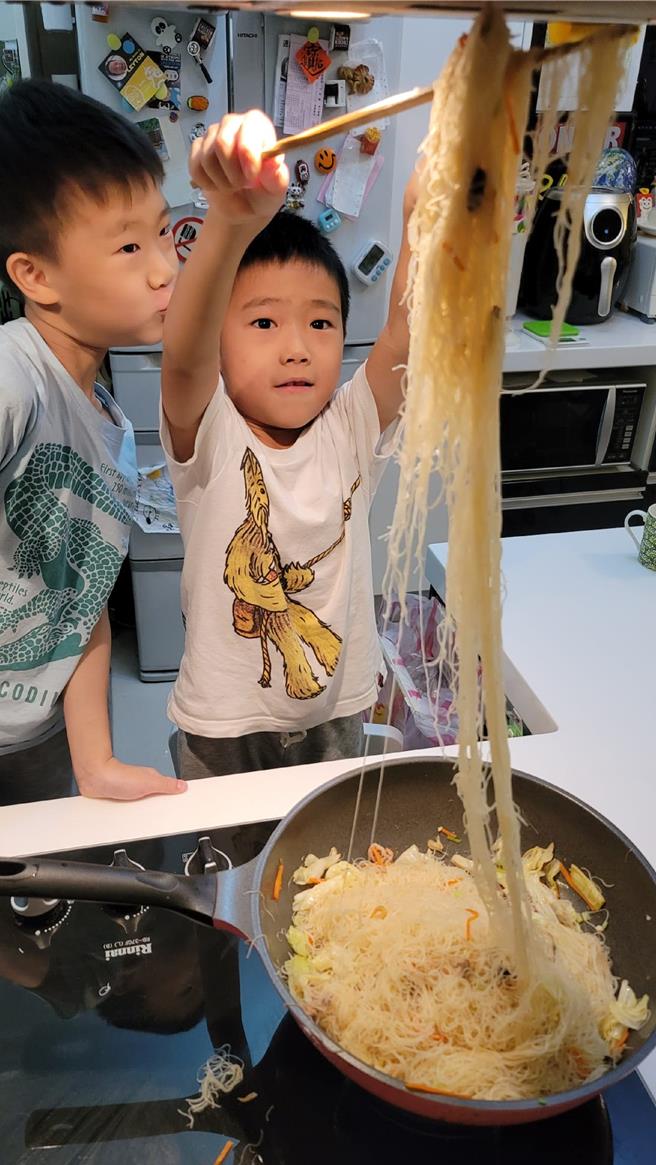 受到蒋伟文影响，2个儿子也爱上料理。（艾迪升传播提供）