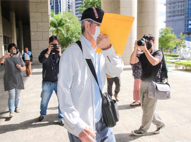 前桃园市长郑文灿涉嫌护航土地重划案收贿500万元，桃园地院14日开庭，在移审才坦认犯罪的某集团前发言人侯水文，在准备程序庭坦承不讳，称这是他一生中唯一一次犯的错，非常后悔，自己年近8旬，希望法官能从轻量刑，开庭过程都称只是被告知，多是白手套廖俊松主导和长官杨兆麟主导。在步出法院时，侯水文戴着口罩用牛皮纸袋遮着脸，快步离去。（陈麒全摄）